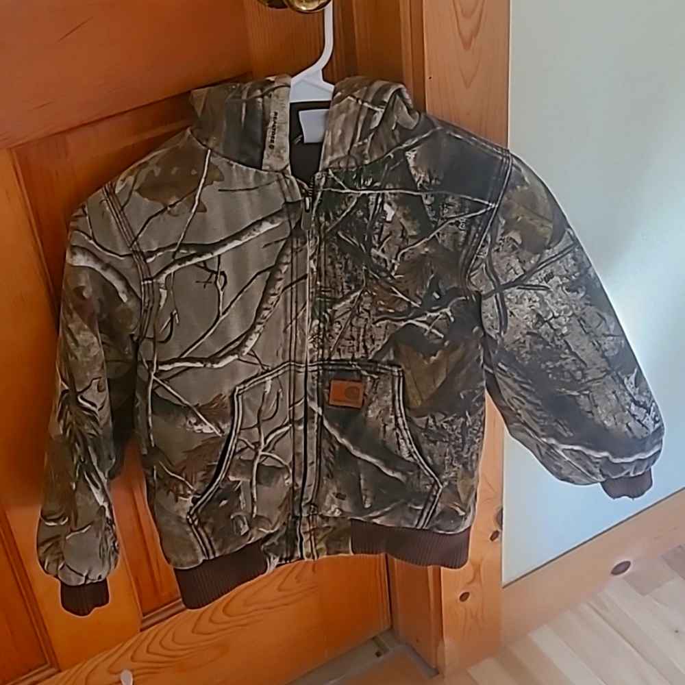 Carhartt Realtree print youth winter coat. Size 6